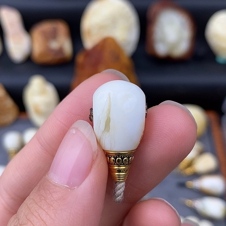 琥珀未镶嵌裸石12瓷白微瑕三通c113