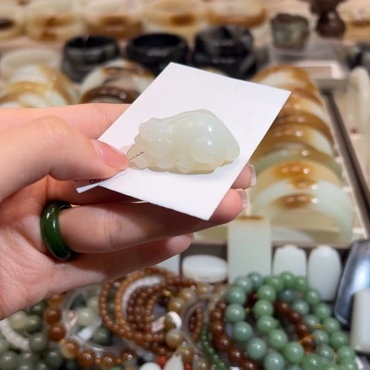 和田玉（糖玉）颈饰未镶嵌且末貔貅吊坠