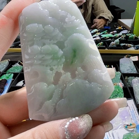 翡翠未镶嵌颈饰一个
