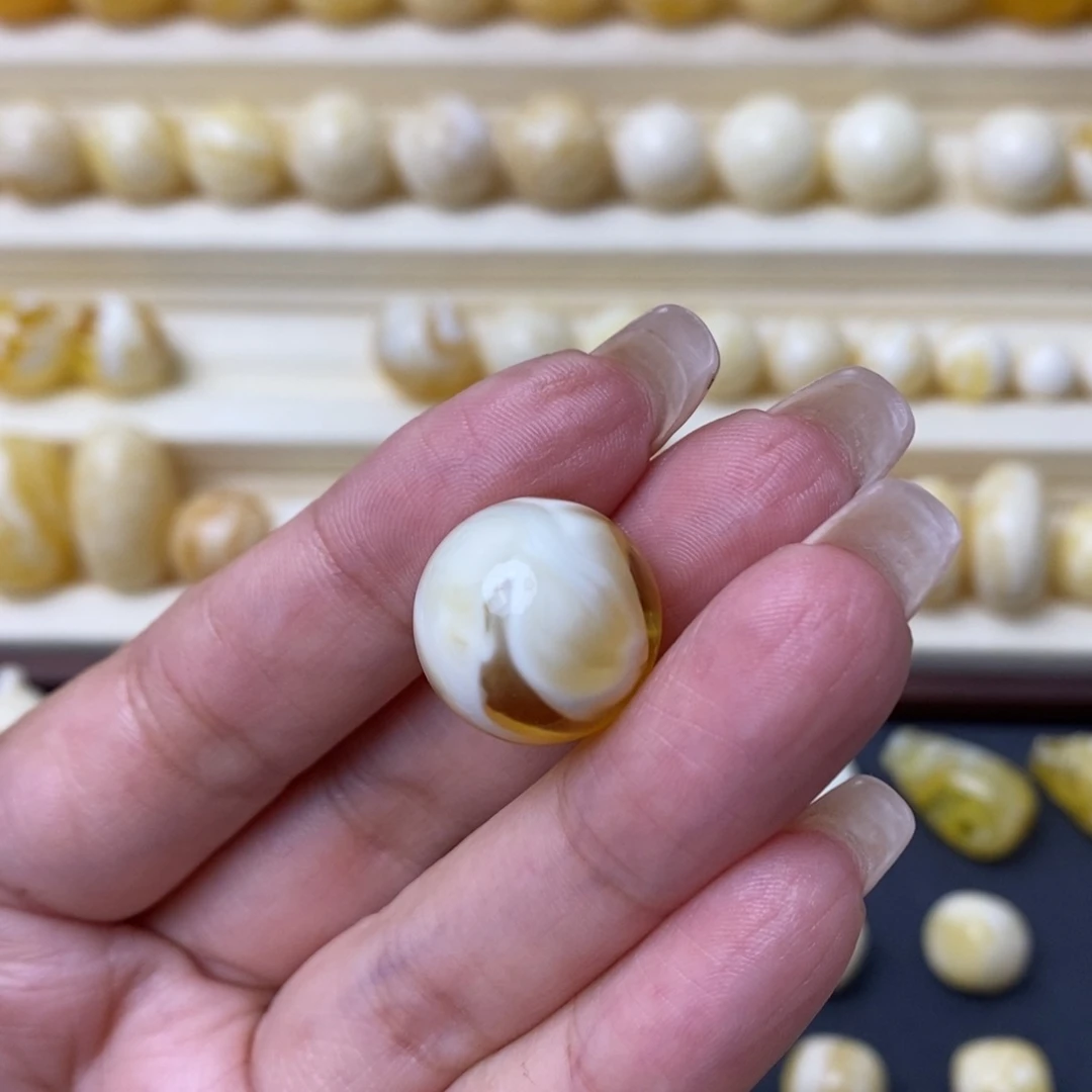 琥珀未镶嵌珠宝奇石多****人