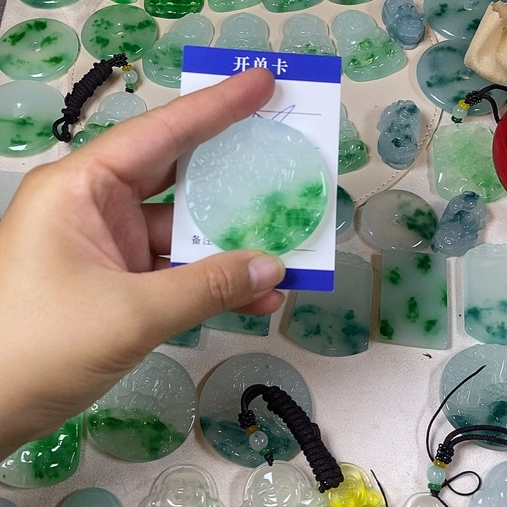 翡翠未镶嵌颈饰山水牌