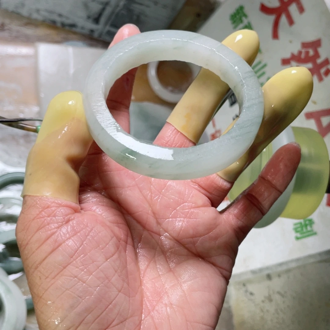 爱***己石英质玉（天山翠）未镶嵌手镯定制