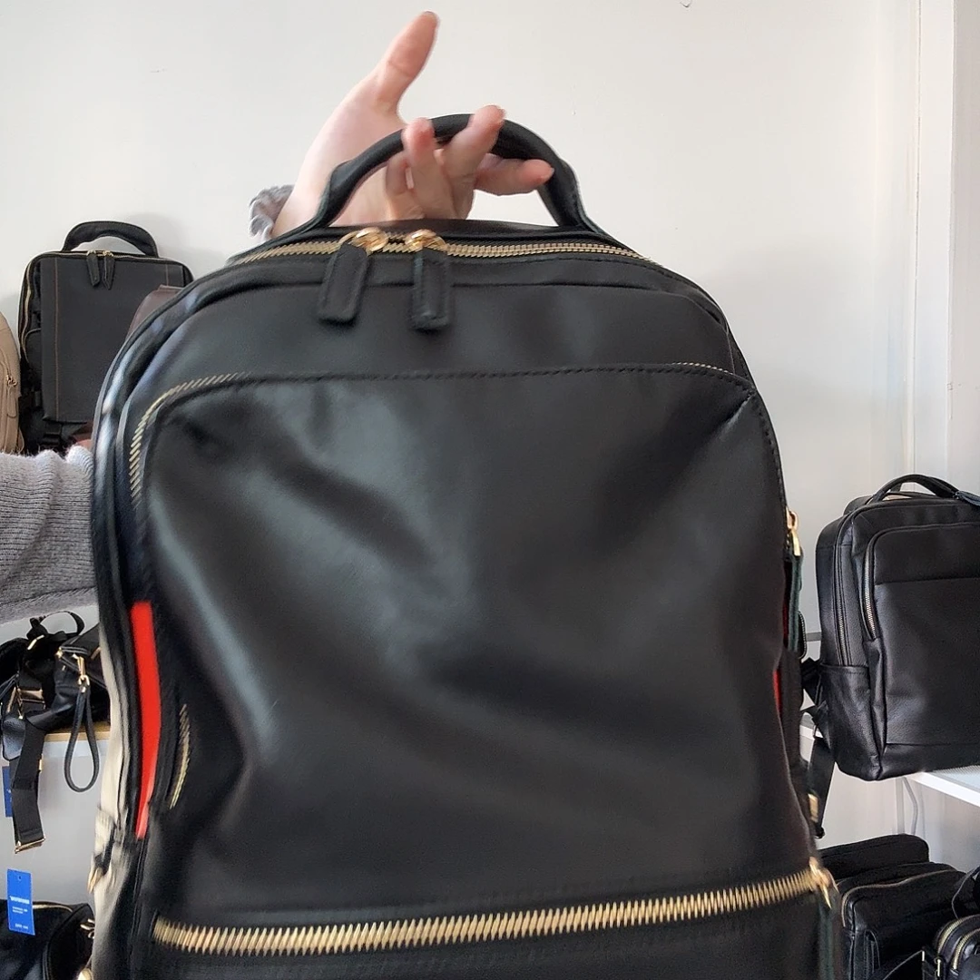 头层牛皮黑配红背包