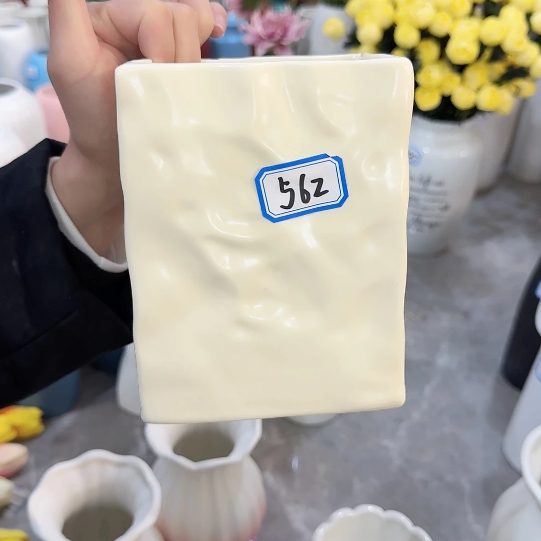 瓶562号米色小方陶瓷高16厘米微瑕一个