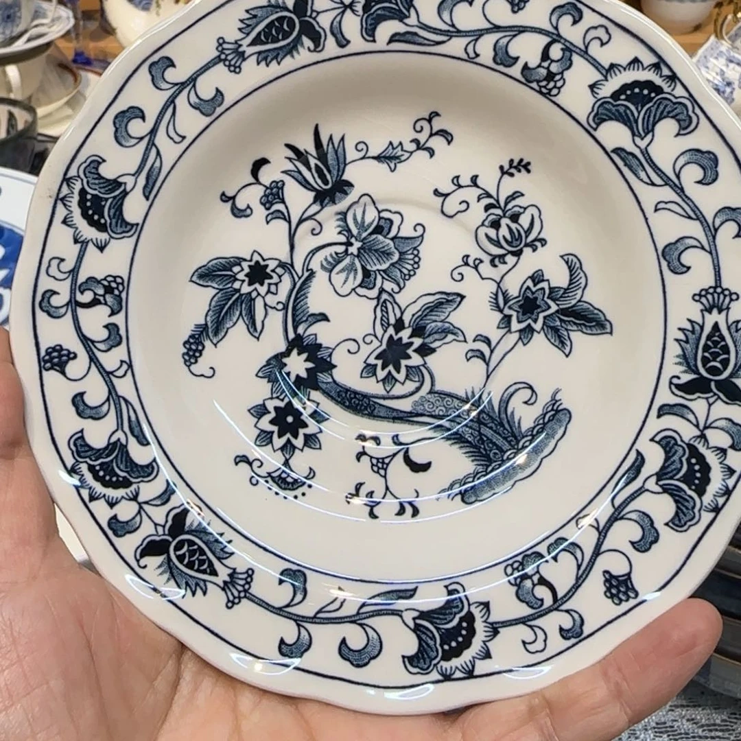 微瑕的咖啡杯里有一个小的小