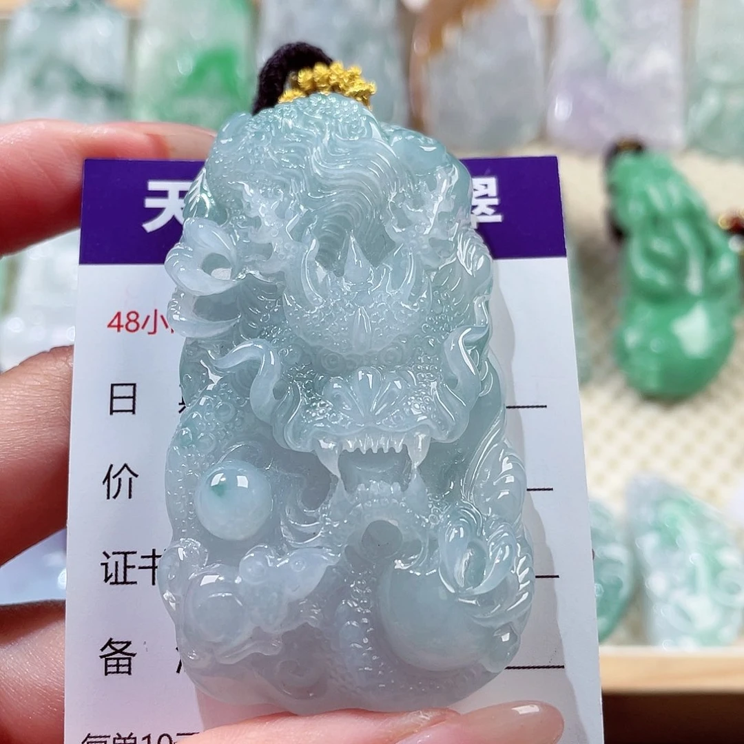 翡翠未镶嵌颈饰龙