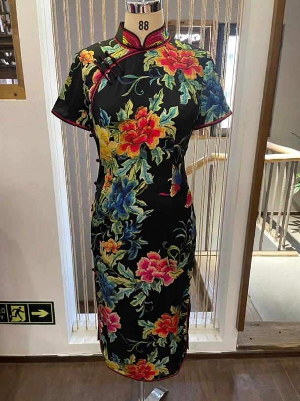 黑底大花桑蚕丝弹力缎立领偏襟绱袖半袖旗袍