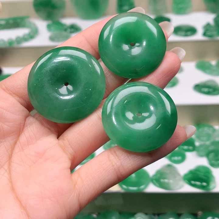 颈饰未镶嵌石英质玉梦**南