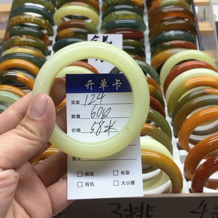 【闪购商品】蛇纹石玉手镯未镶嵌沈*