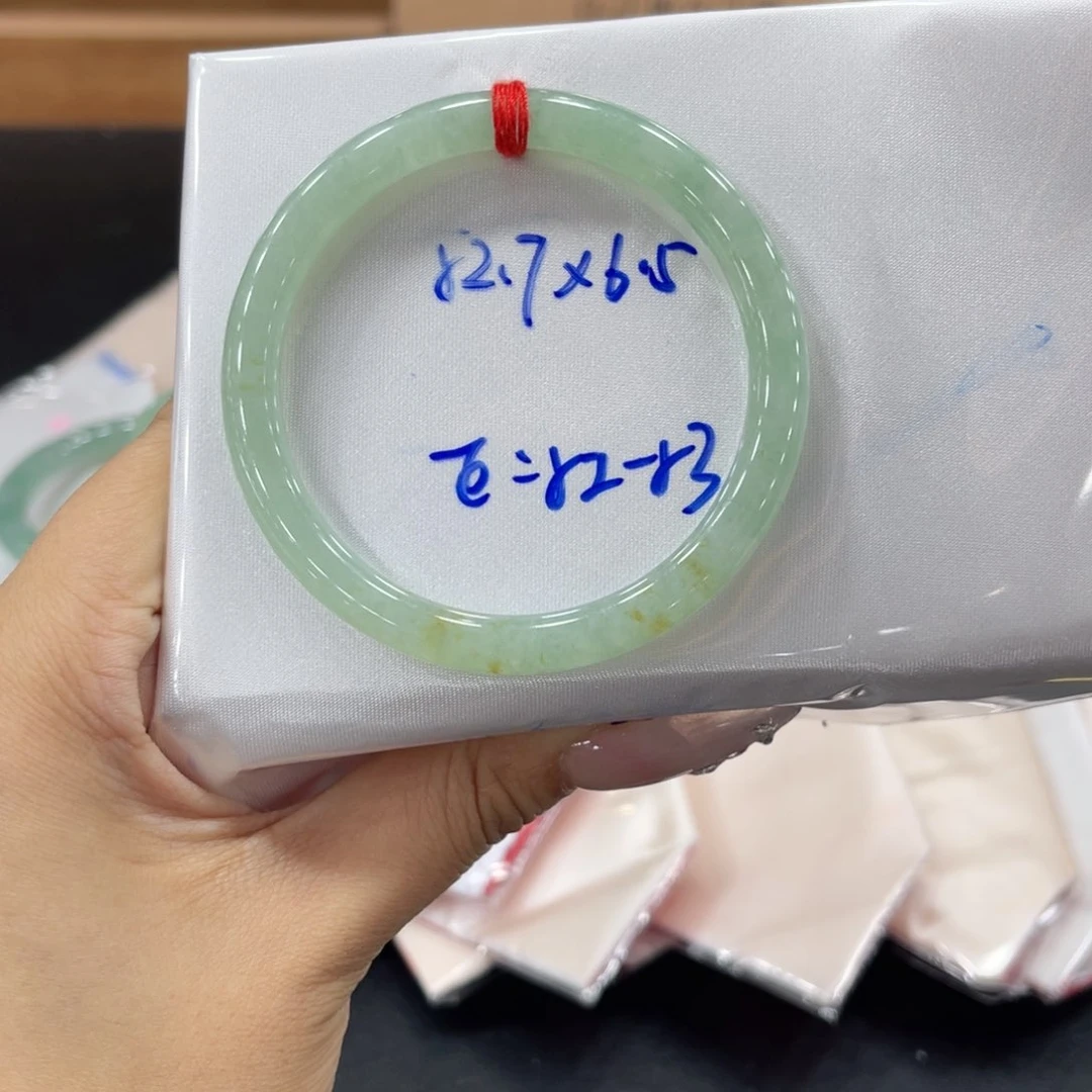 翡翠手镯未镶嵌翡翠