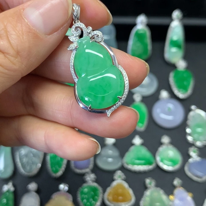 翡翠18K金镶嵌颈饰吊坠