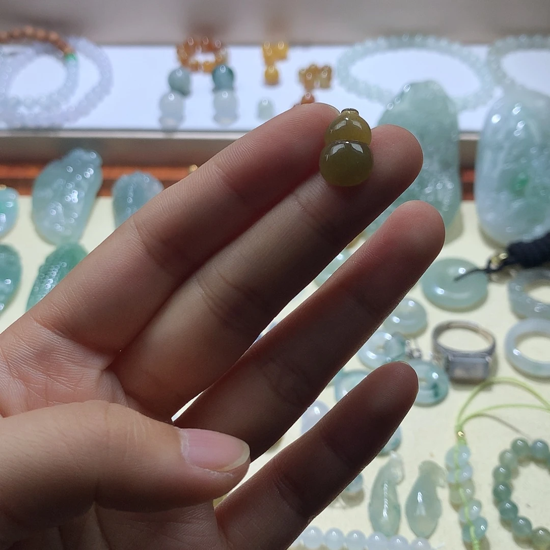 翡翠未镶嵌颈饰葫芦