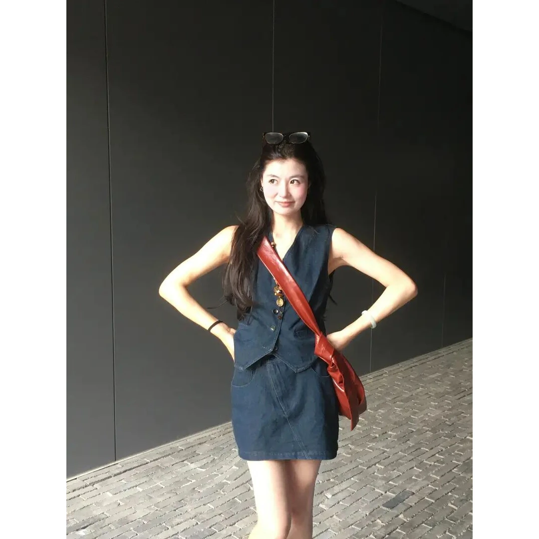 法式复古气质V领无袖马甲上衣女装洋气时髦气质牛仔短裙半身裙