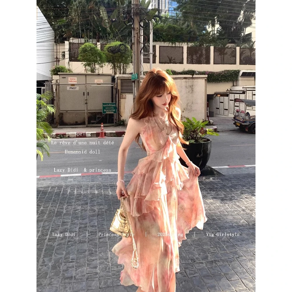 浪漫度假风收腰连衣裙女2025夏季新款法式不规则收腰碎花吊带裙
