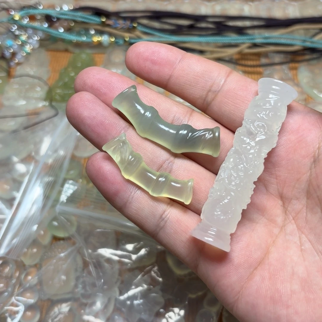 岫玉未镶嵌颈饰吊坠汀*