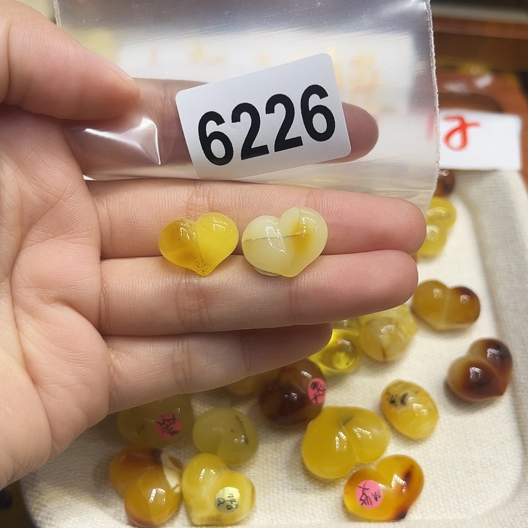 中***工琥珀未镶嵌珠宝奇石