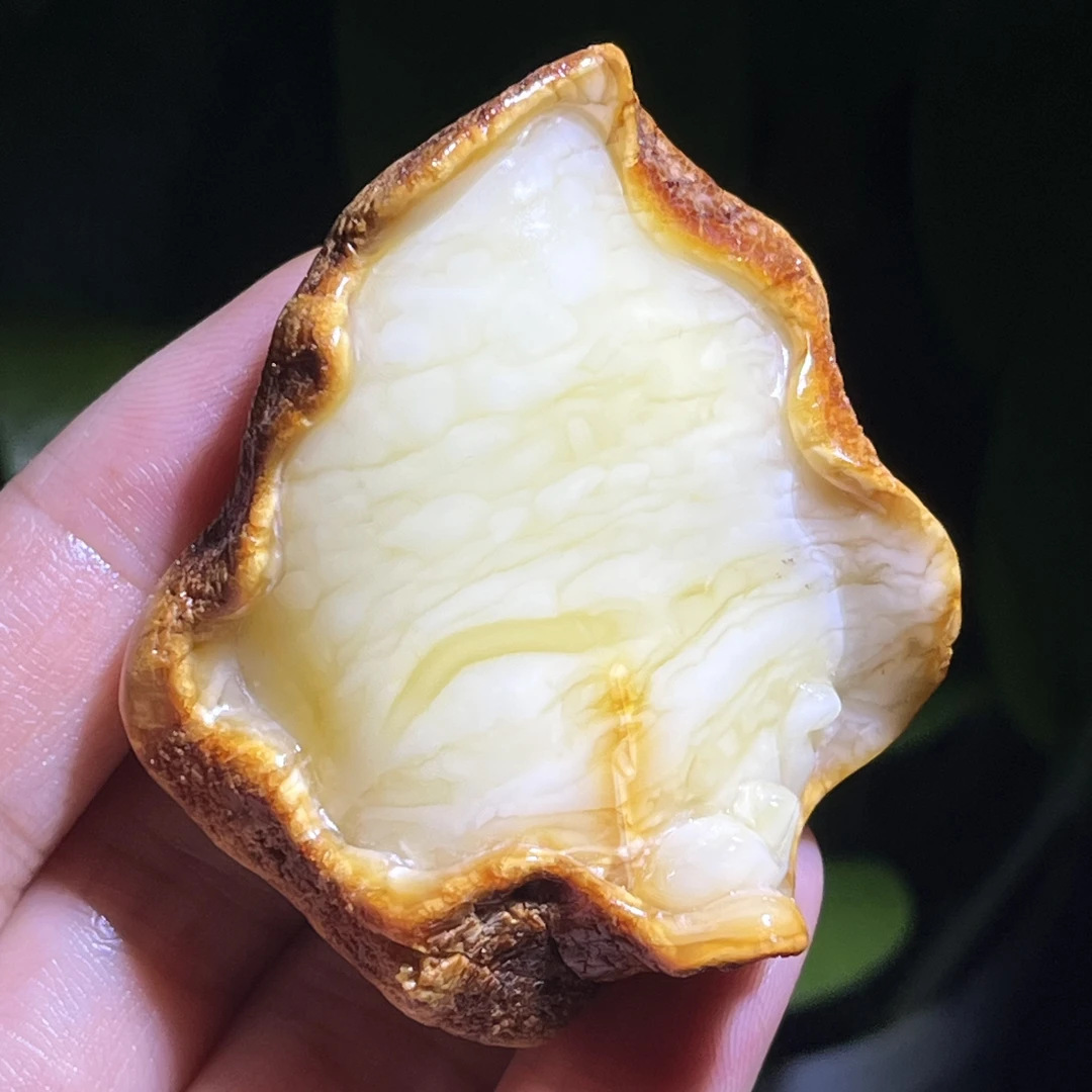 天然蜜蜡吊坠 原石巧雕 满蜡千层雪虎皮纹