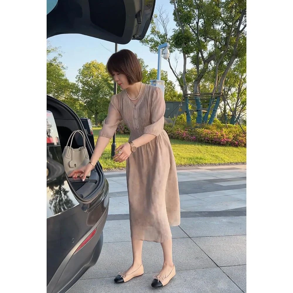 高冷御姐风超好看法式v领褶皱设计奶茶色连衣裙子女夏季2025新款