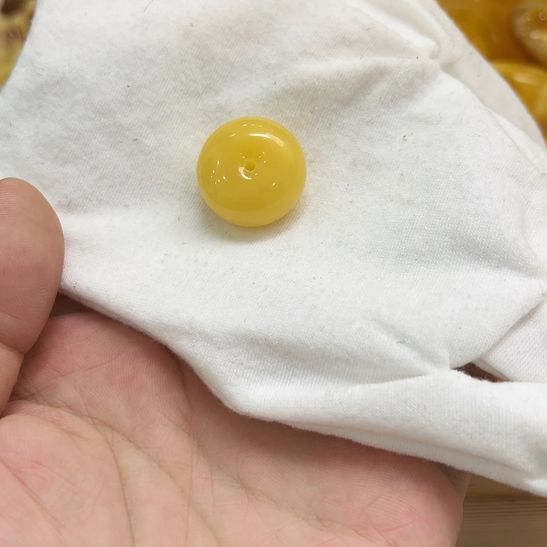 蜜蜡未镶嵌珠宝奇石