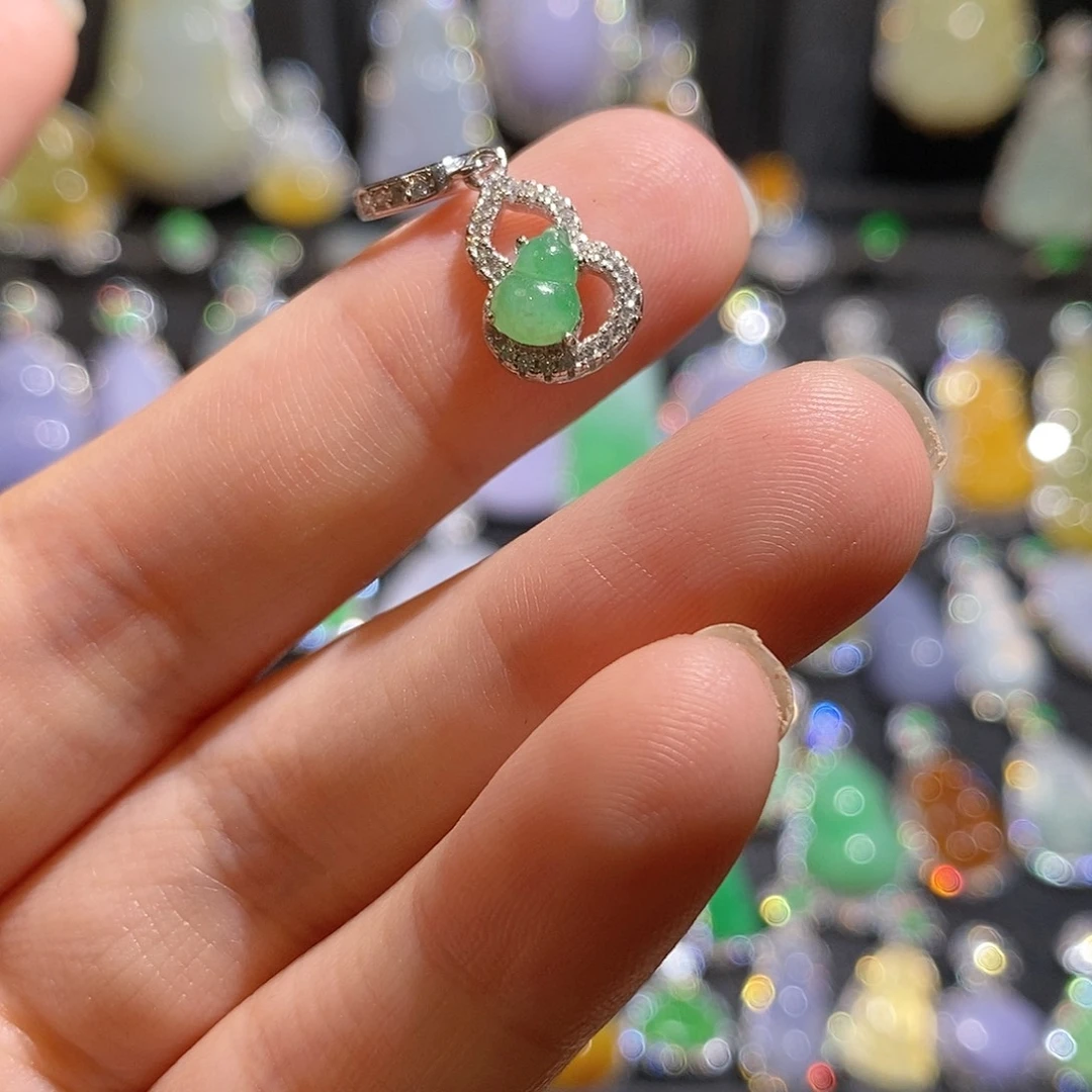 颈饰银S925镶嵌翡翠星**兽天然翡翠