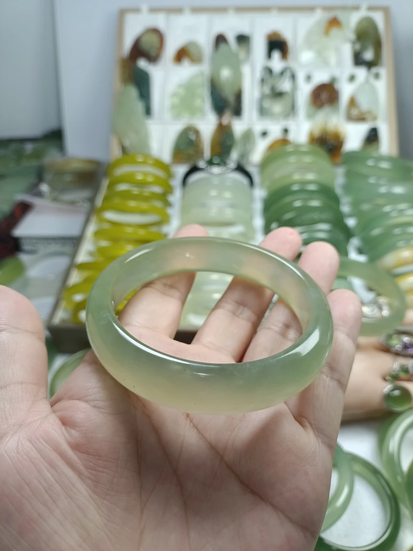 天然岫玉冰透手镯