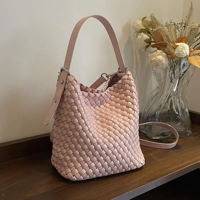 手工编织包包女士2025新款高级质感百搭斜挎包上班通勤手提水桶包