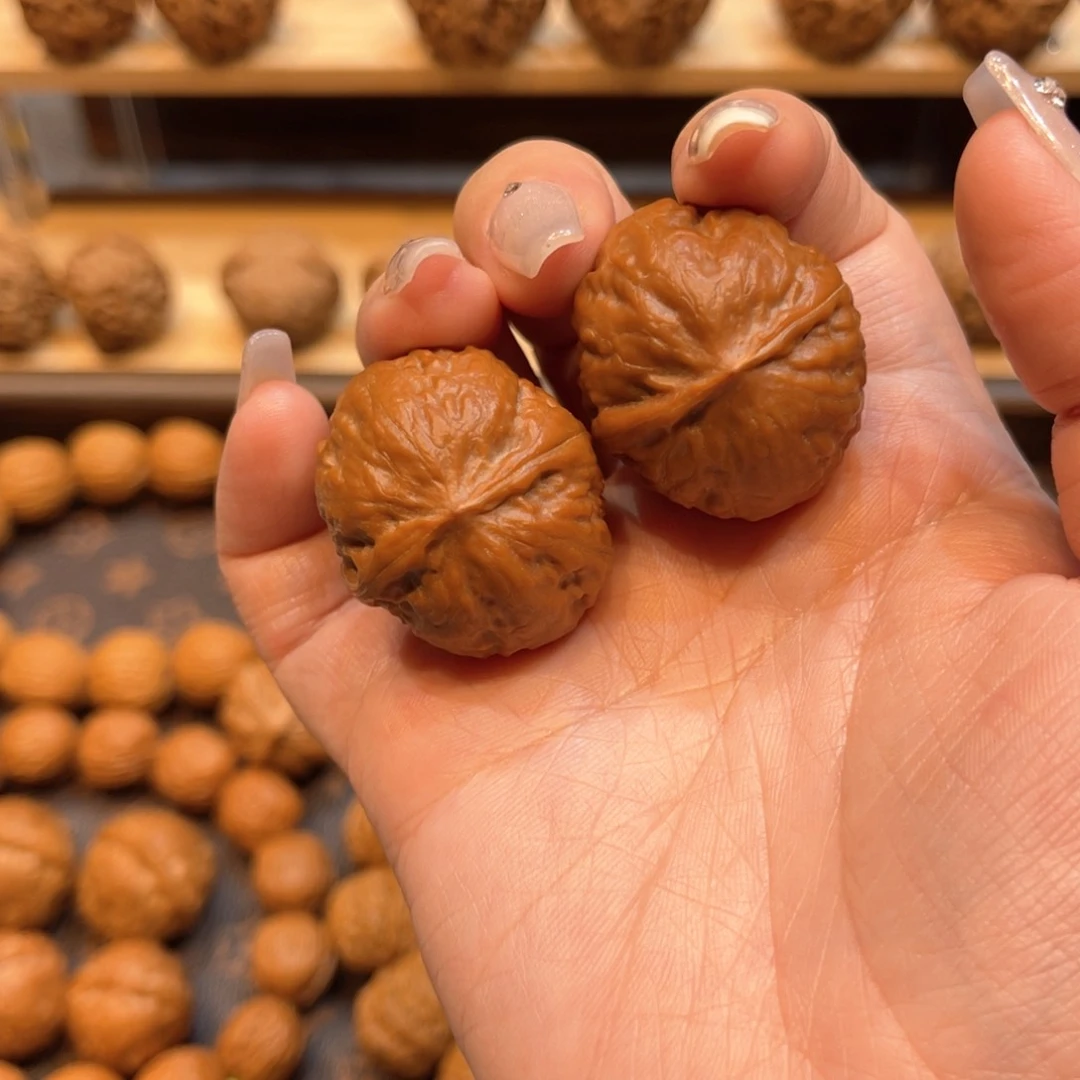 文玩核桃把件红皮元宝