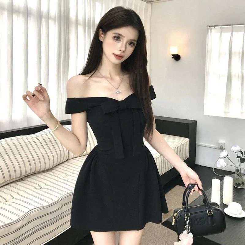 法式纯欲甜美蝴蝶结一字肩连衣裙子女设计高级感露肩黑色短裙夏季