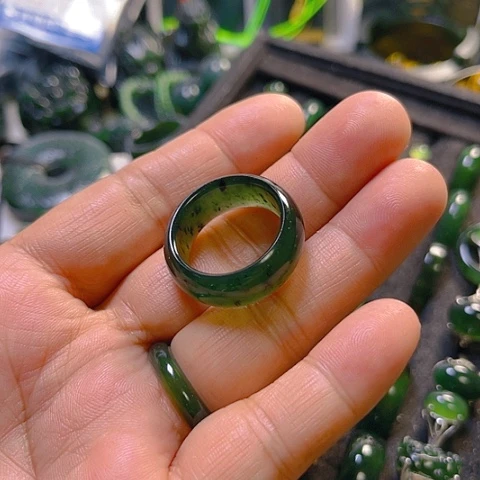 蛇纹石玉颈饰未镶嵌如*