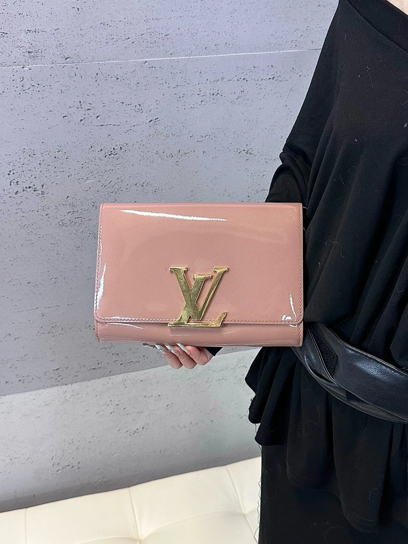 95新 LouisVuitton/路易威登 lv 肉桂粉漆皮手拿包(K)
