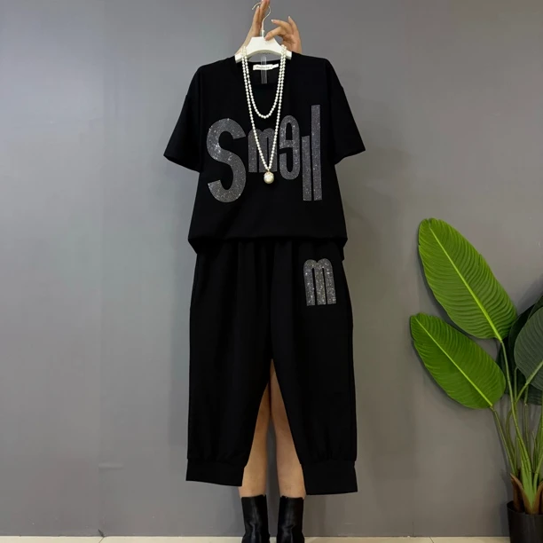 新款时尚休闲运动宽松圆领遮肉重工烫钻显瘦半袖+裤子套装