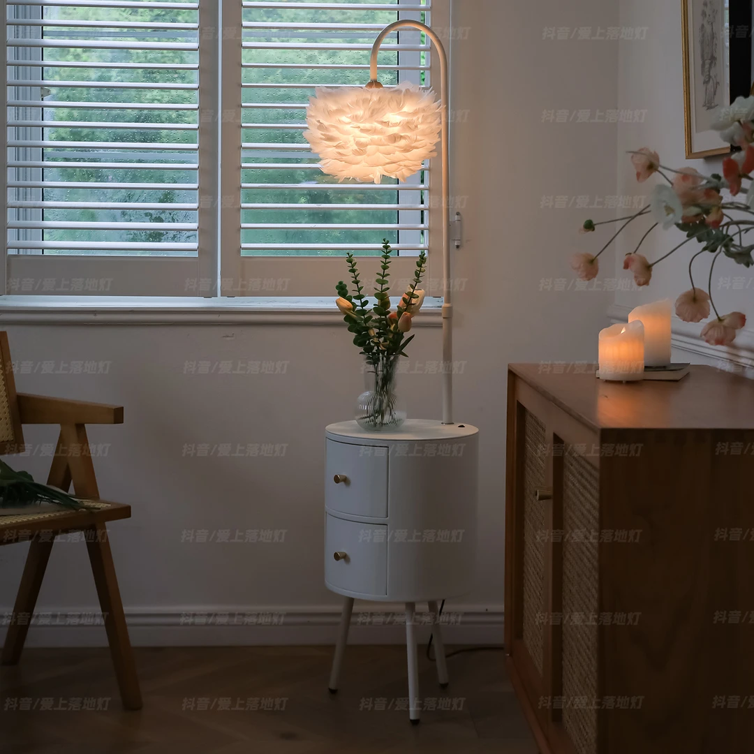 奶油风羽毛落地灯灯置物架一体立式灯卧室床头柜氛围感灯