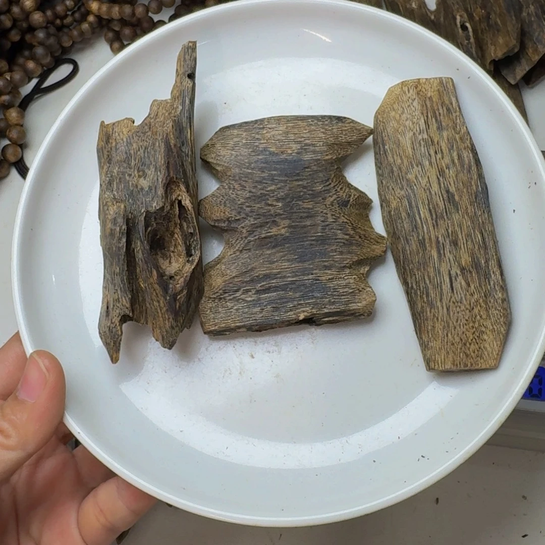 锦***蔡沉香碎屑沉香绿棋手把件72克