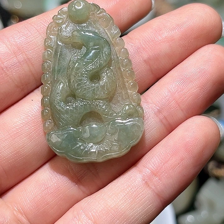 翡翠颈饰未镶嵌秋*