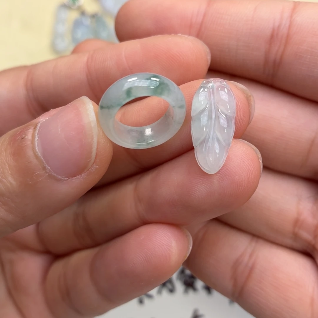 翡翠未镶嵌颈饰一对