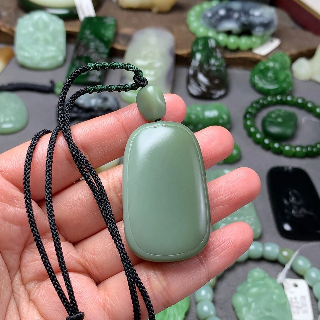 和田玉颈饰未镶嵌坐****雪