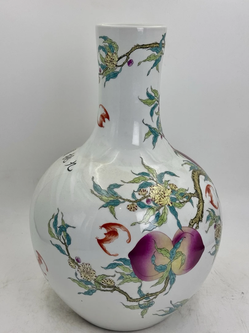 粉彩九桃图天球瓶