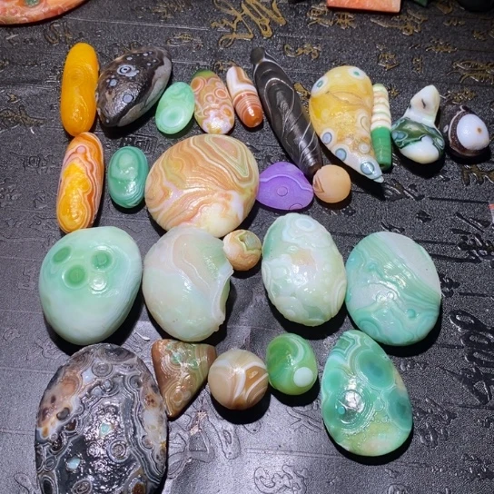颈饰未镶嵌石英质玉泡**麻