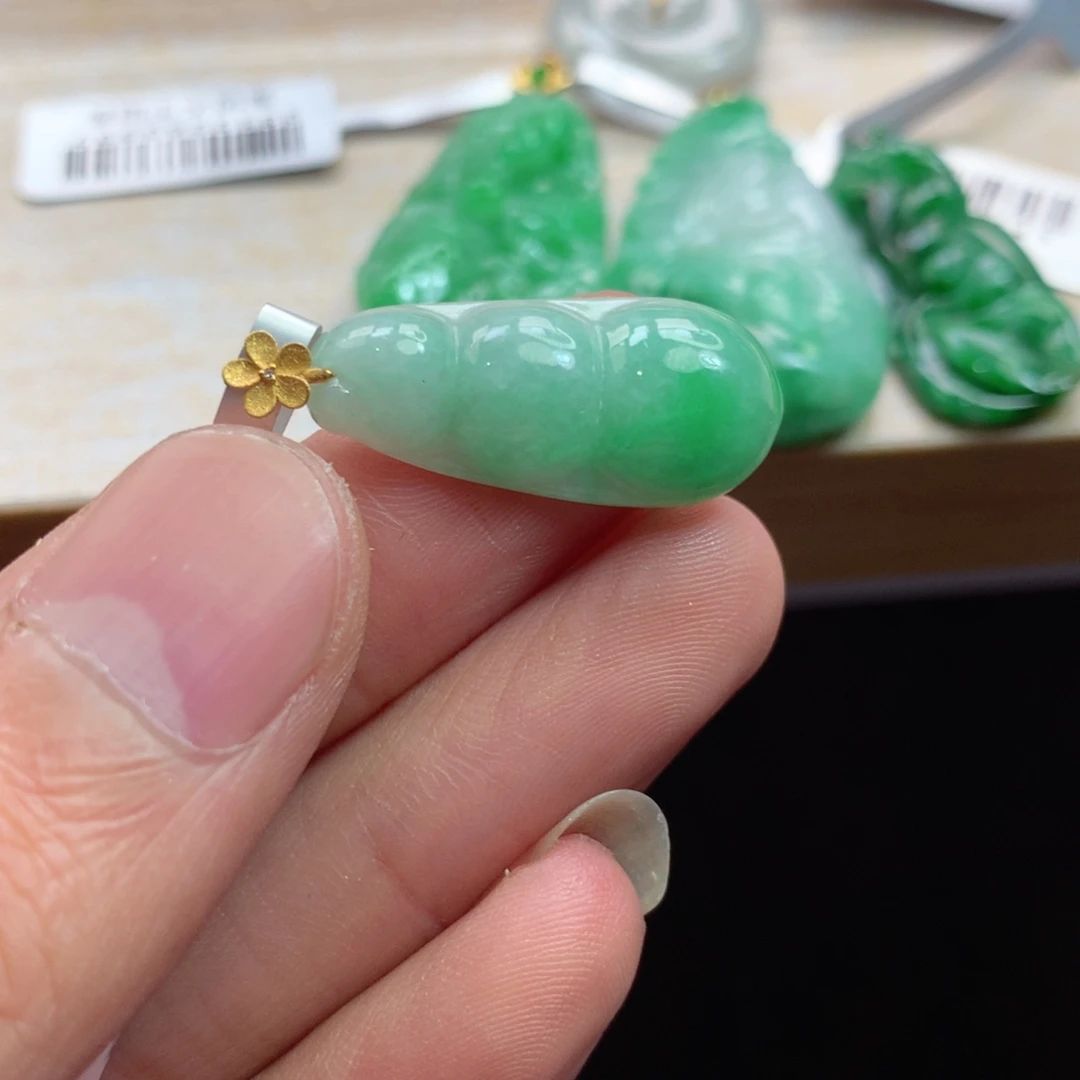 翡翠未镶嵌颈饰吊坠