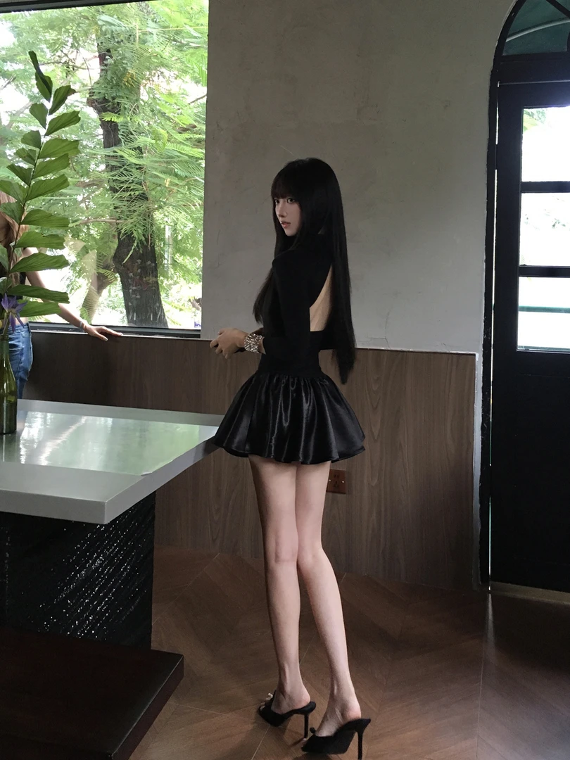 pinkmoon||早秋辣妹后背镂空黑色蓬蓬连衣裙收腰显瘦长袖小黑裙女