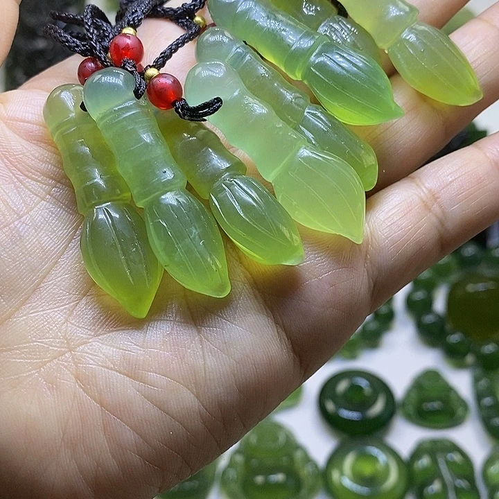 蛇纹石玉颈饰未镶嵌