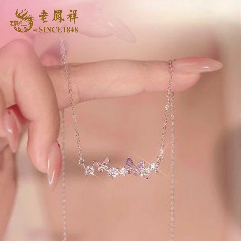 老鳯祥 坠链均925银 月光蝶恋项链设计感小众微笑发光蝴蝶锁骨链