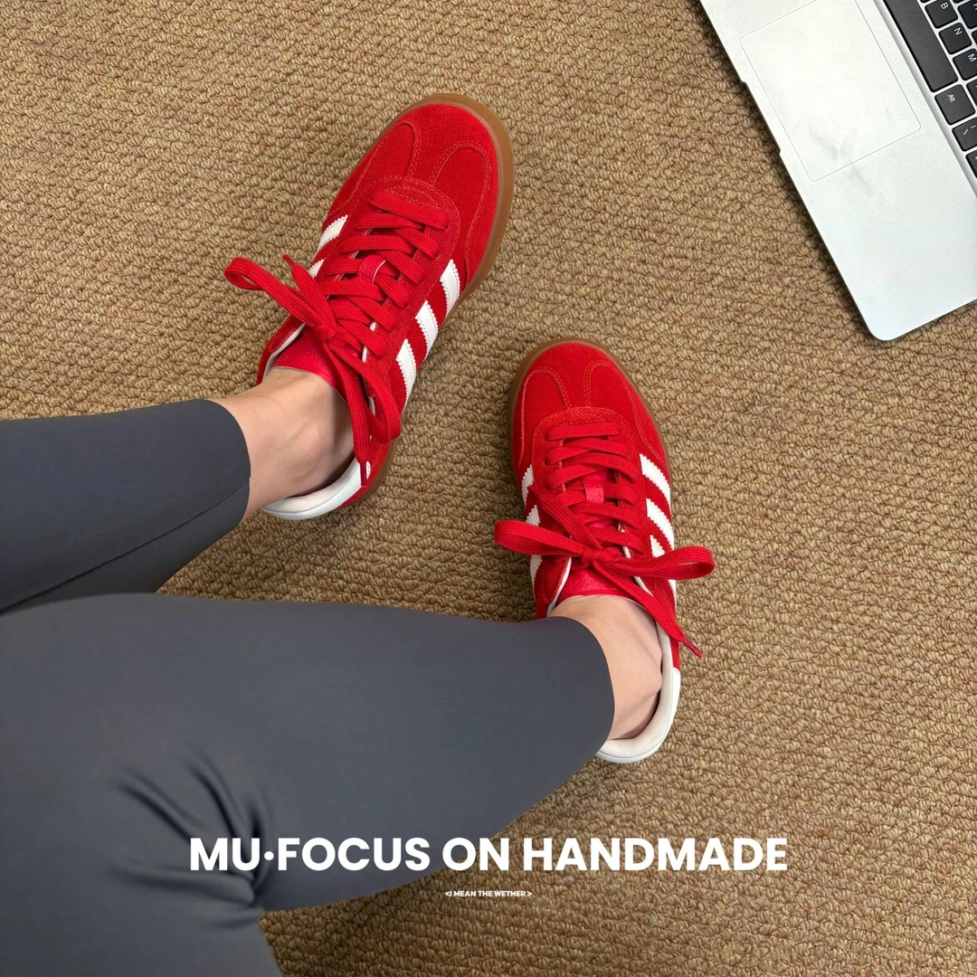 JIELA婕拉春季新款大红色三道杠德训女鞋平底休闲百搭时尚230509