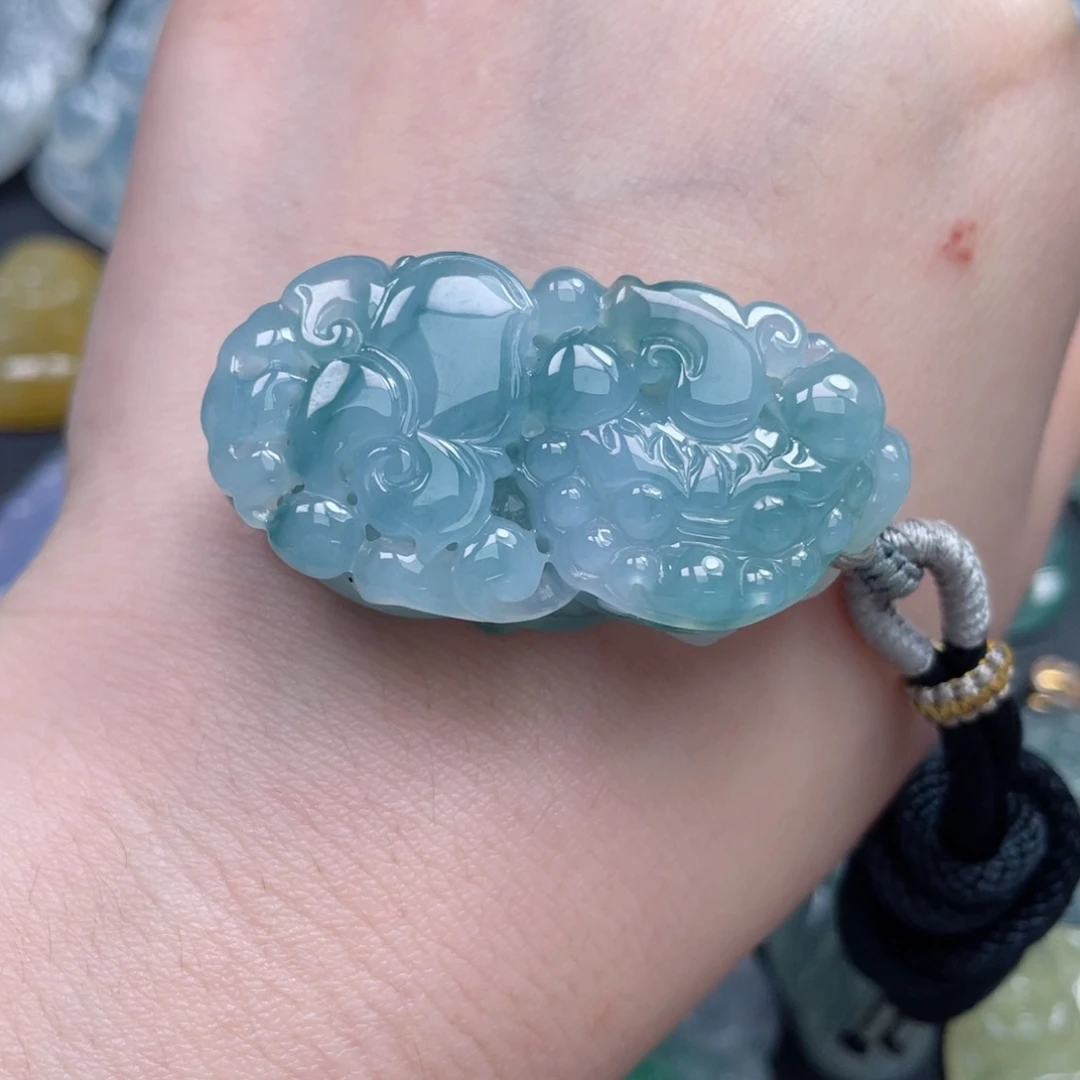 翡翠未镶嵌颈饰貔貅