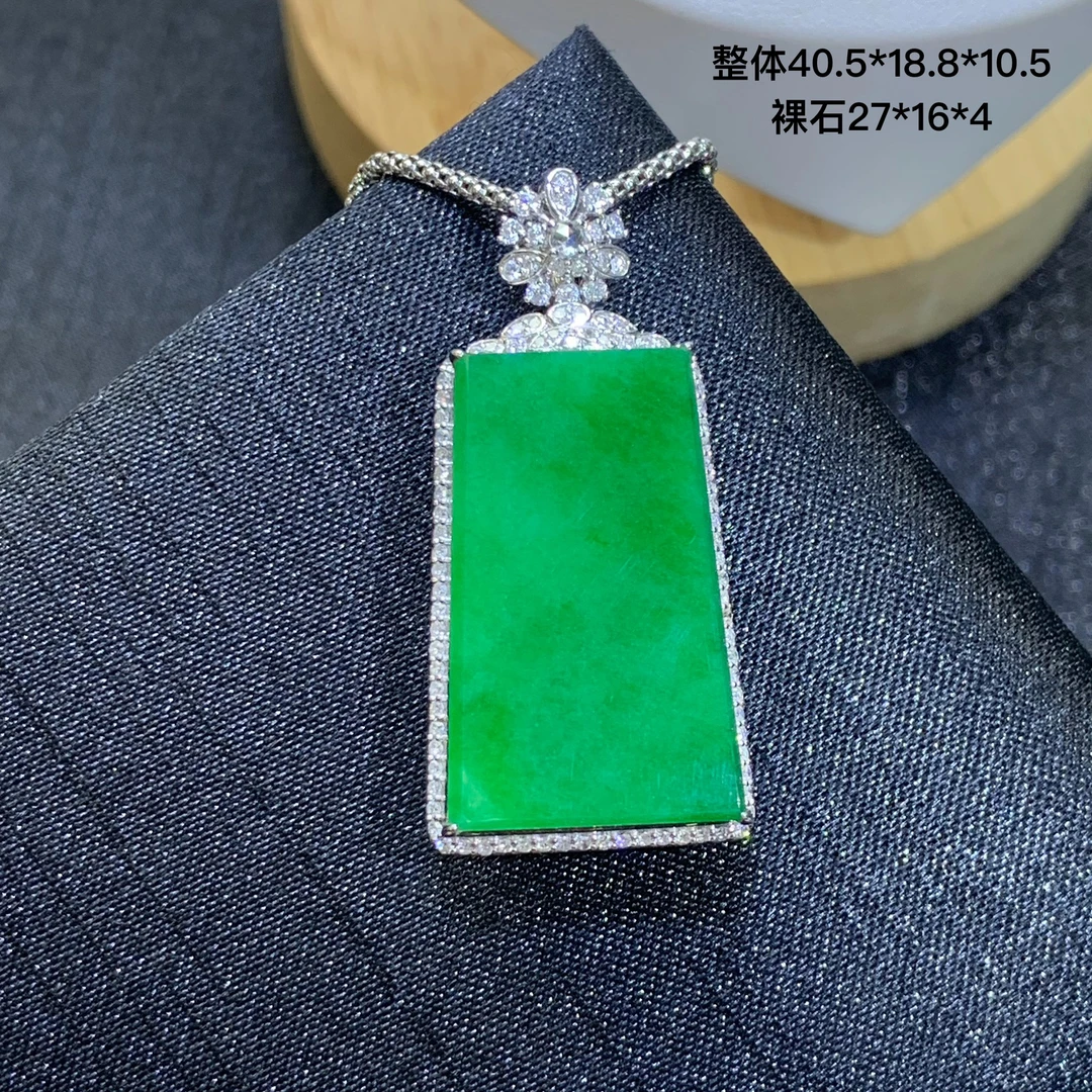 满色辣阳绿平安无事牌天然翡翠A货吊坠9.28XLJ色泽均匀男女可佩戴