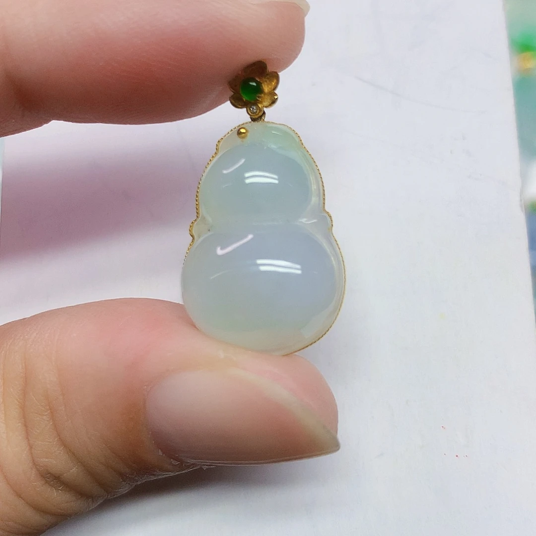 翡翠18K金镶嵌颈饰葫芦