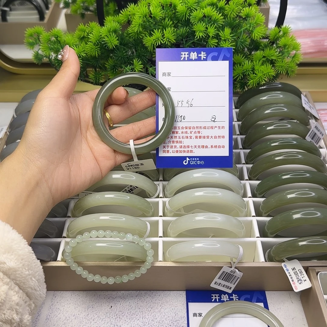 和田玉未镶嵌手镯