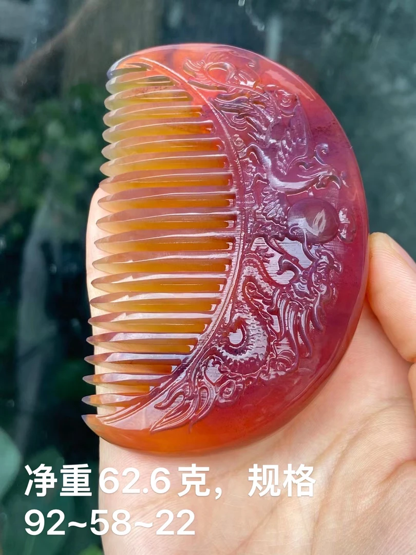 精美雕刻件龙凤梳（龙凤呈祥~一梳百顺）雕工精湛，形规整。梳齿厚实