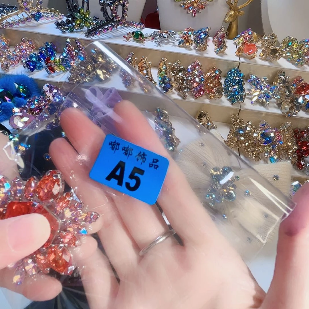 ****甜大理石铁合金施华胸针