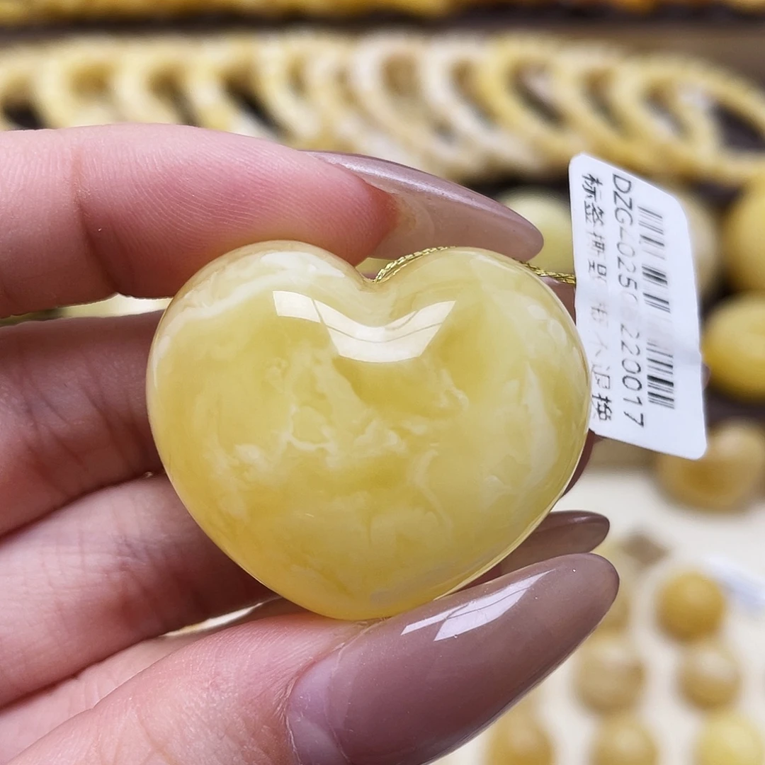 B***妞琥珀未镶嵌裸石34*28.8mm爱心